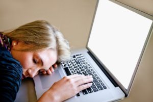 בדידות והשפעתה על הפרעות שינה – האם יש קשר?